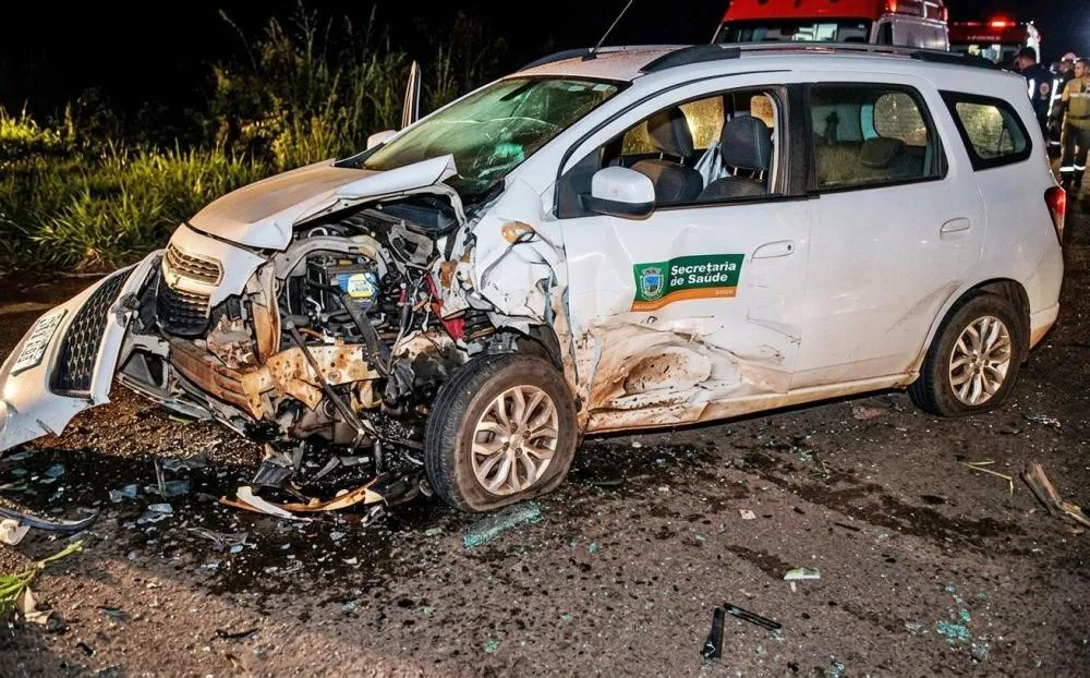 Acidente entre carro da Saúde de Cafezal do Sul e Gol deixa cinco feridos na PR-323