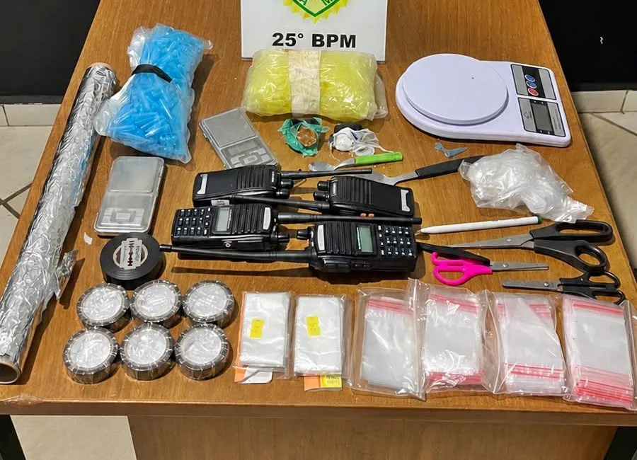 PM apreende crack, cocaína e rádios comunicadores em imóvel abandonado de Umuarama