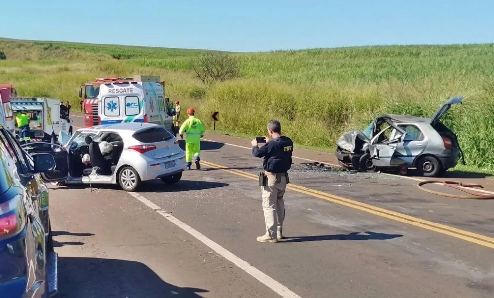 Colisão frontal na BR-369 deixa dois mortos e três feridos no Paraná