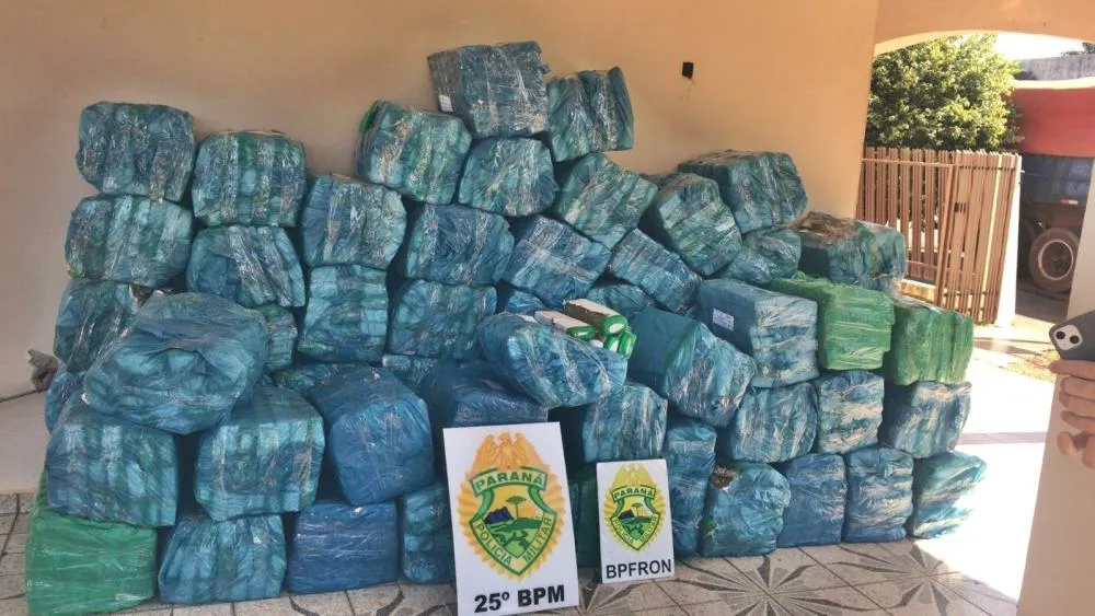 Caminhoneiro é preso com 1,5 tonelada de maconha na PR-082, em Icaraíma