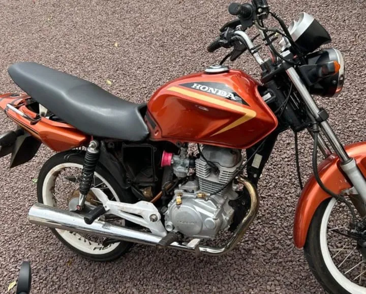 Motociclista empina moto perto de escola, foge da PM e bate contra meio-fio em Alto Piquiri