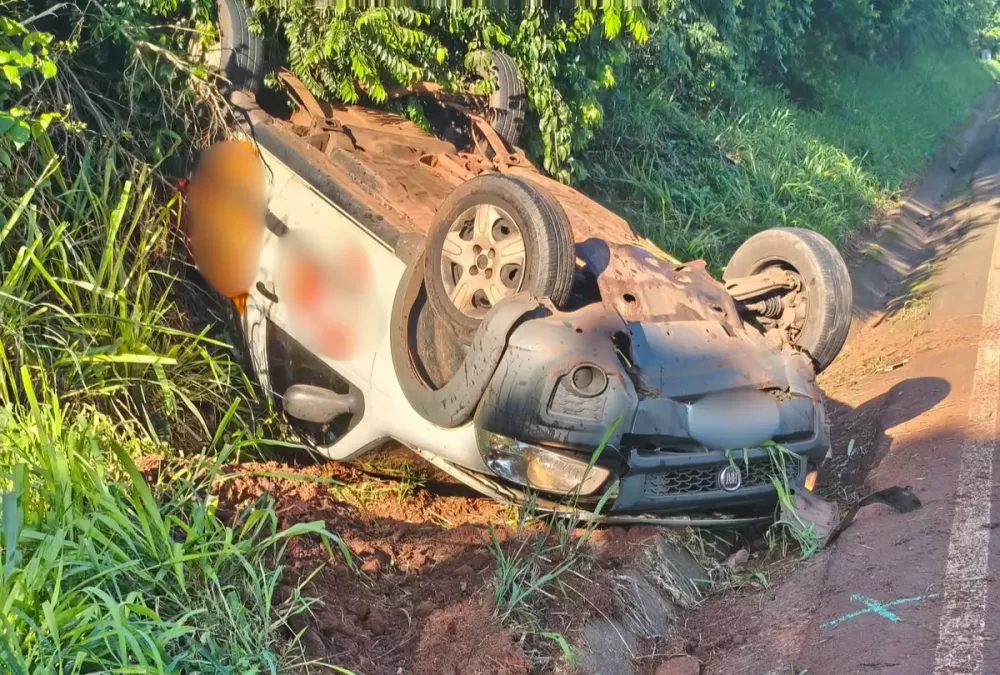 Mulher perde controle de carro e sai da pista entre Ivaté e Douradina