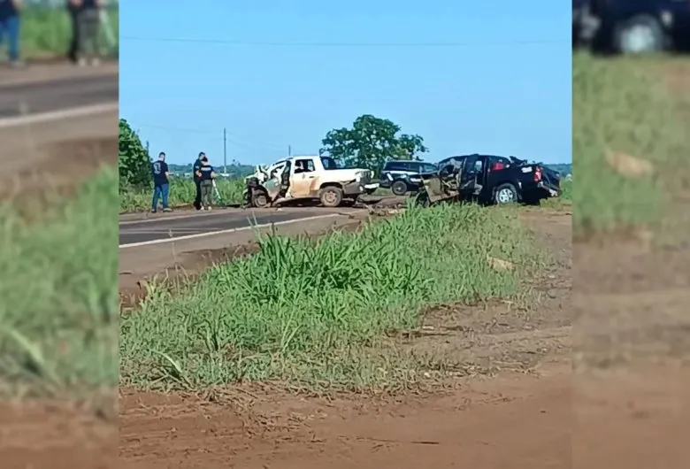 Colisão entre picape e caminhonete deixa dois mortos na BR-262