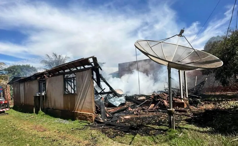 Incêndio atinge residência no distrito de Herculândia, em Ivaté