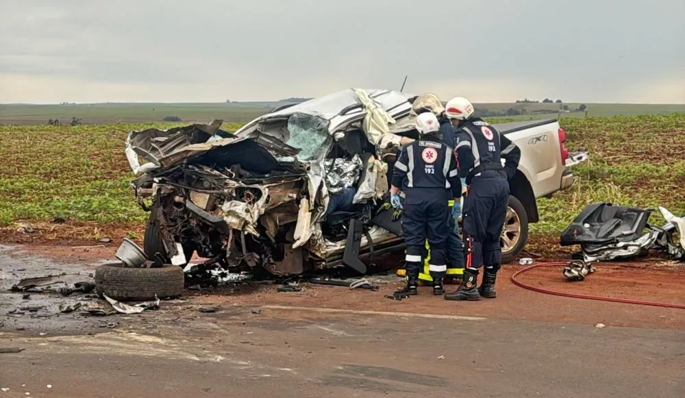Motorista morre em colisão entre caminhonete e carreta na PR-239, em Assis Chateaubriand